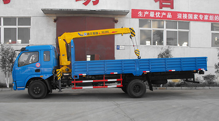 濰坊隨車吊車型詳解 8噸隨車吊、東風(fēng)145與東風(fēng)153隨車吊在平板車上的應(yīng)用