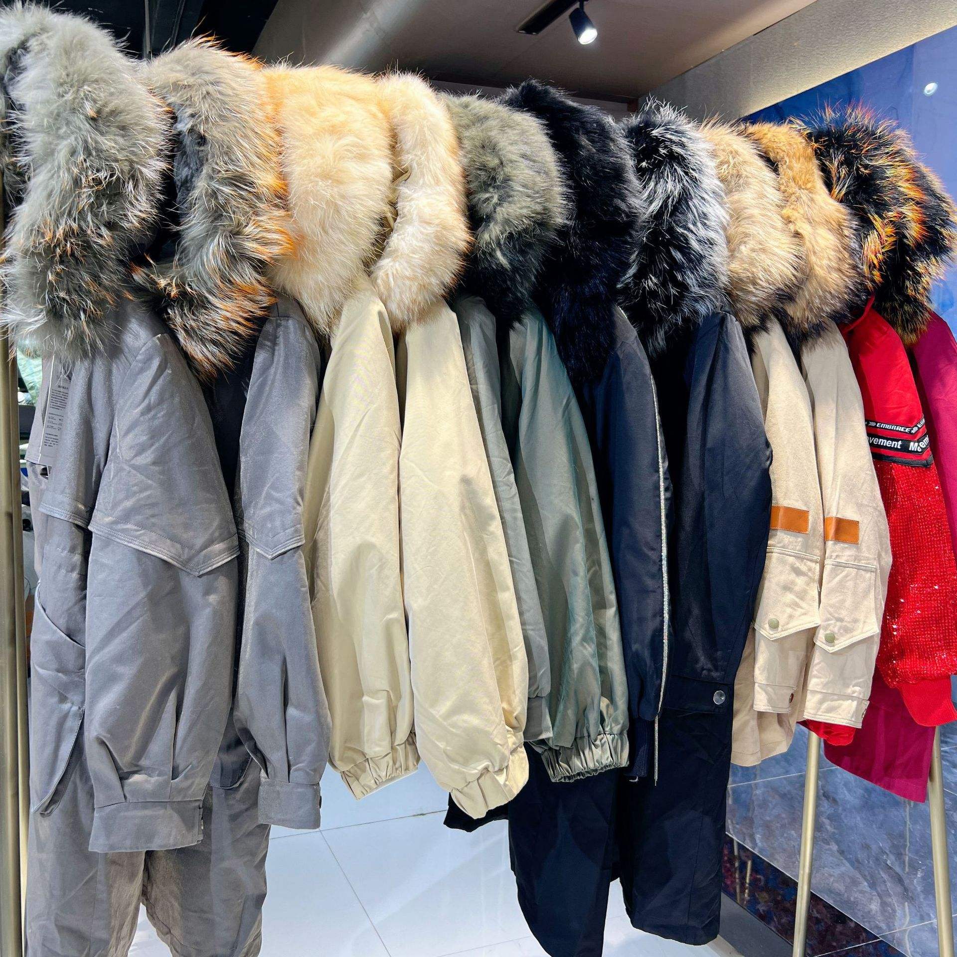 專(zhuān)柜羽絨服尾貨批發(fā)一線品牌商場(chǎng)撤柜女裝折扣走份貨源實(shí)體直播